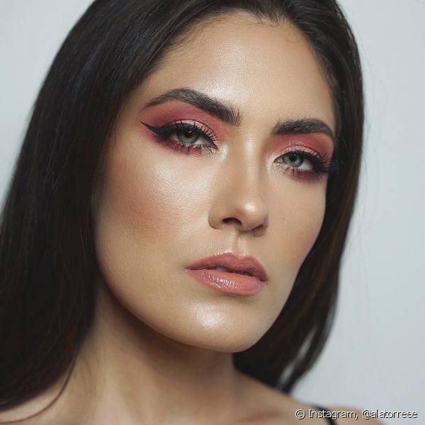 Para um visual elegante, a dica ? escolher sombras rosas mais escuras, como aquelas de fundo amarronzado ou vermelho (Foto: Instagram @alatorreee)